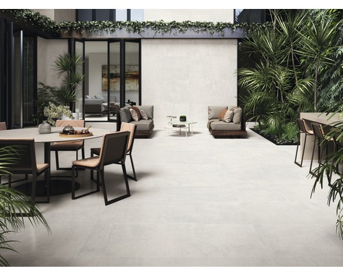 Terasa s dlažbou, posezením a rostlinami