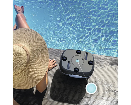 Automatické zařízení na čištění bazénů vedle bazénu