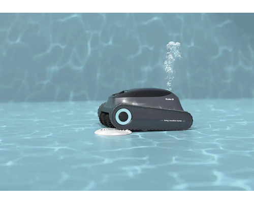 Čisticí robot do bazénu ve vodě se stoupajícími bublinami