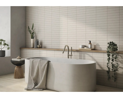 Koupelna s vanou, baterií, ručníkem, policí a obkládačkami