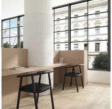 Světlý, organizovaný prostor s obkládanou stěnou a podlahou, stolem a židlemi