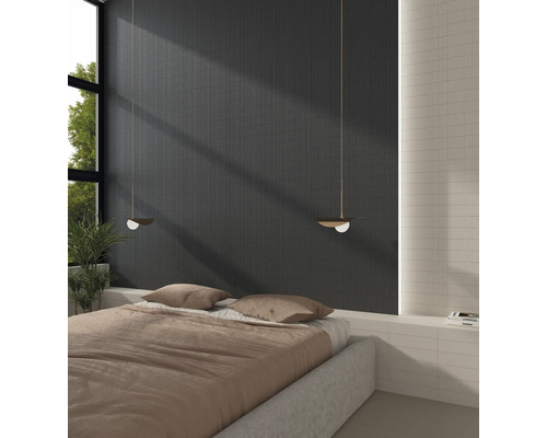 Ložnice s postelí, obkladem a závěsnými svítidly