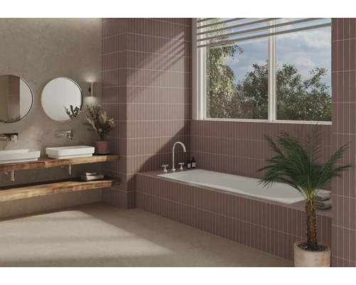 Moderní koupelna s umyvadly na dřevěných trámech a vanou pod oknem