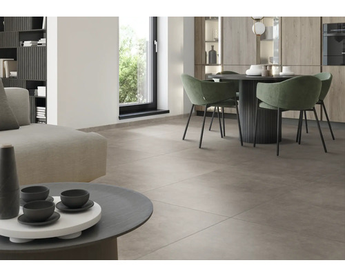 Obývací pokoj s dlažbou, jídelním stolem a pohovkou