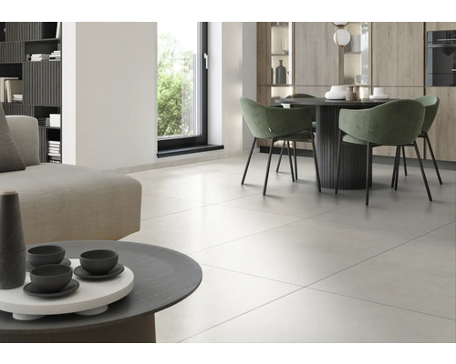 Světlý obývací pokoj s dlažbou, jídelním stolem a pohovkou