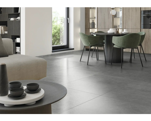 Světlý obývací pokoj s dlažbou, jídelním stolem a pohovkou