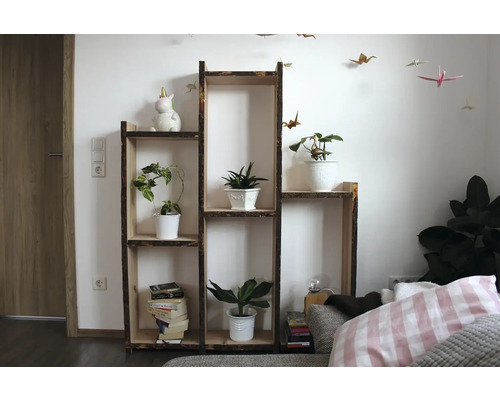 Regál s rostlinami, knihami a dekorací