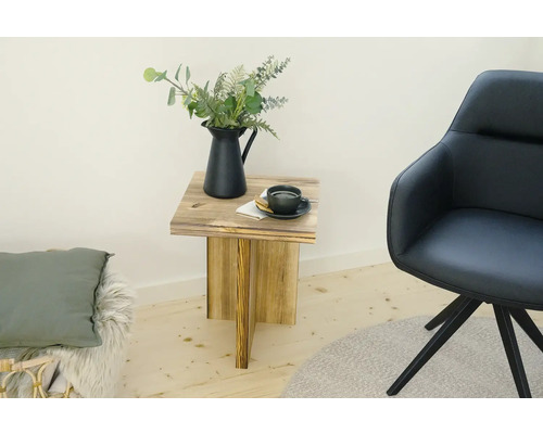 Dekorativní obývací pokoj s dřevěným stolem, židlí a dekorací