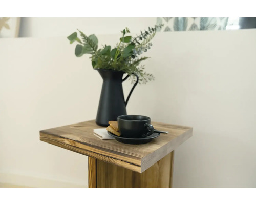 Dekorativní zátiší s nádobou na pití, šálkem a dřevěným odkládacím stolkem