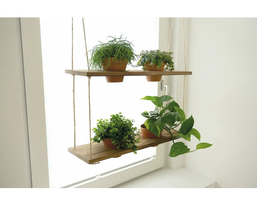 Závěsná police se dvěma úrovněmi a rostlinami v květináčích před oknem