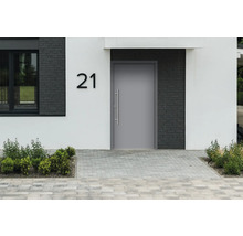 Vchodové dveře v moderním designu s číslem domu a dlážděným vchodem