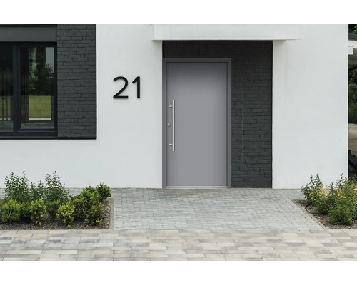 Vchodové dveře v moderním designu s číslem domu a dlážděným vchodem