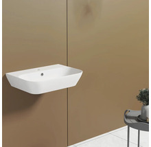 Bílé umyvadlo na desku pro montáž na stěnu v koupelně