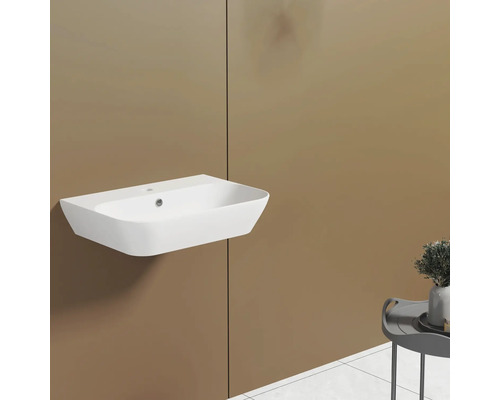 Bílé umyvadlo na desku pro montáž na stěnu v koupelně