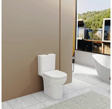 Bílá stojící toaleta v koupelně