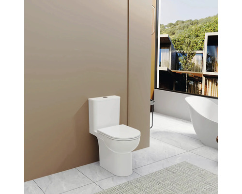 Bílá stojící toaleta v koupelně