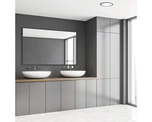 Moderní koupelna se dvěma umyvadly, zrcadlem a skříňkou