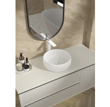 Moderní koupelna s umyvadlem na desku, zrcadlem a umyvadlovou skříňkou