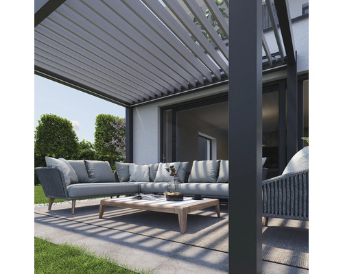 Zastřešená terasa s posezením a lamelovou střechou pro venkovní použití.