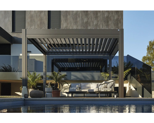 Moderní pergola s lamelovou střechou vedle bazénu a zahradního nábytku