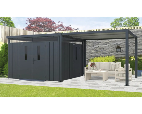 Kovový zahradní domek se stříškou a zahradním nábytkem na zahradě