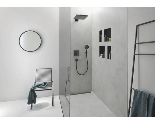 Moderní koupelna se sprchou, zrcadlem, židlí a držákem na ručníky