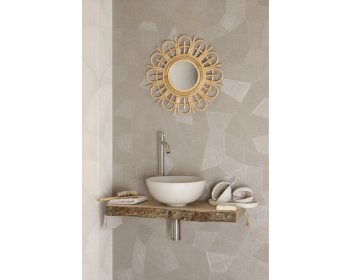 Koupelna s kulatým zrcadlem, umyvadlem na desku, baterií a umyvadlovou deskou