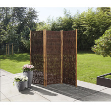 Zahradní scéna s trojdílnou zástěnou z vrby a dvěma osázenými květináči