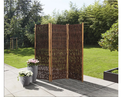 Zahradní scéna s trojdílnou zástěnou z vrby a dvěma osázenými květináči