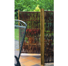 Proutěný paraván s dřevěnými sloupky na terase