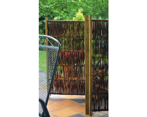 Proutěný paraván s dřevěnými sloupky na terase