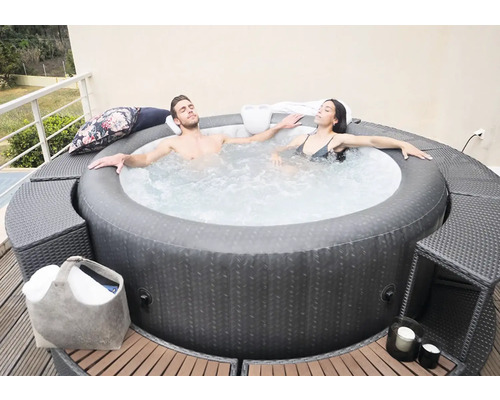 Pár relaxuje v nafukovací vířivce na terase