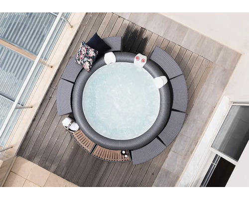 Pohled shora na kulatou vířivku se sedadly venku