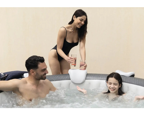 Rodina relaxuje v nafukovací vířivce s držákem nápojů