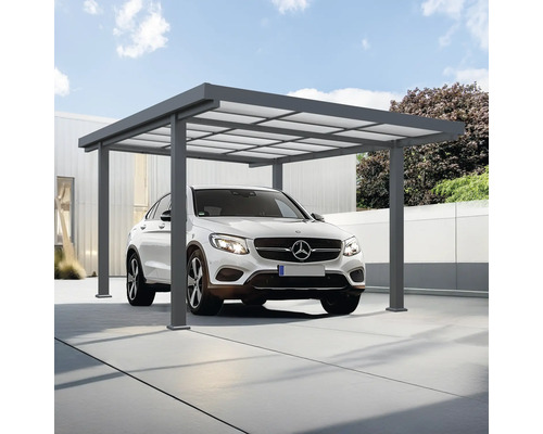 Auto pod carportem s polykarbonátovou střechou