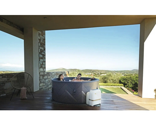 Nafukovací vířivka se dvěma lidmi na terase s výhledem