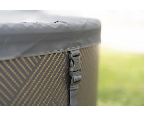 Detail vířivky s krytem a upínacím popruhem