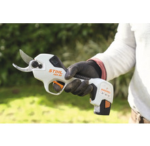 Osoba drží v ruce akumulátorové nůžky na stromy Stihl ASA 20.