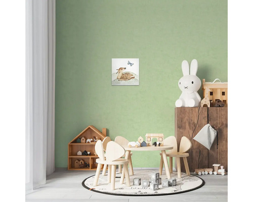 Dětský pokoj s dětským nábytkem a nástěnnou malbou srny