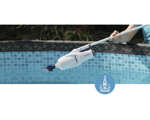 Čistič bazénů Marmex v bazénu