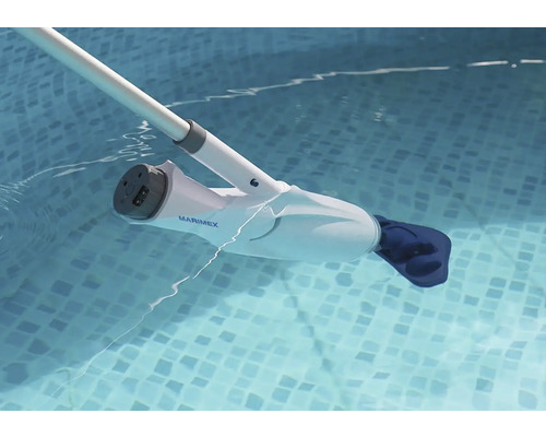 Čistič bazénů Marimex v bazénu