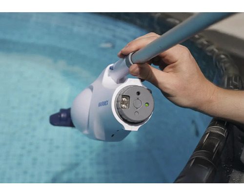 Robotický čistič bazénů Marimex v provozu pro čištění bazénů