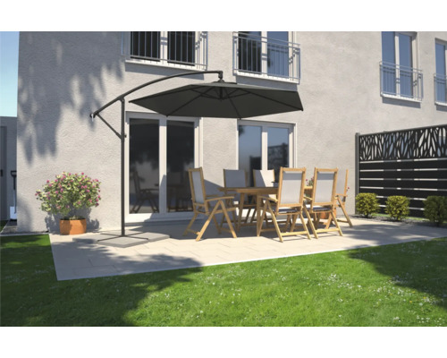 Zahradní scéna se slunečníkem, zahradním stolem a židlemi na terase