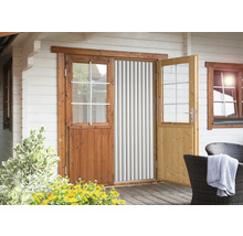 Dřevěný dům s dvoukřídlými dveřmi a ochranou proti hmyzu