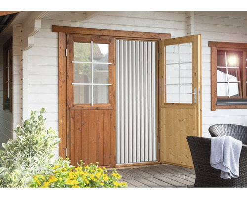 Dřevěný dům s dvoukřídlými dveřmi a ochranou proti hmyzu