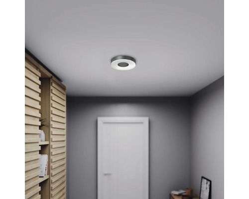 Stropní svítidlo v chodbě