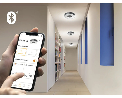Aplikace pro chytré telefony ovládá stropní svítidla na chodbě s knihovnou