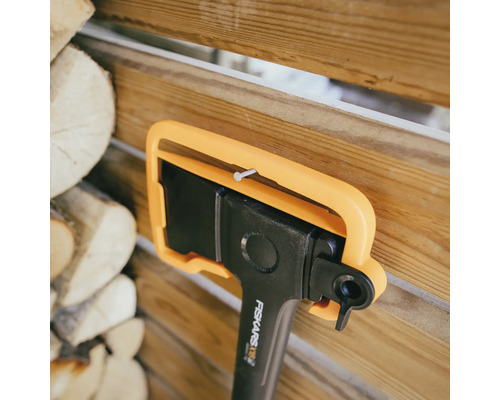 Štípací sekera Fiskars s ochranným pouzdrem pro skladování