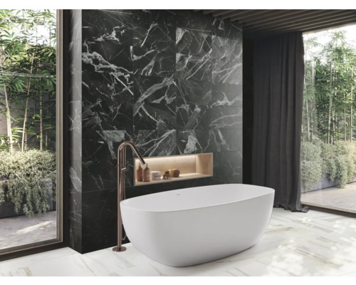Koupelna s vanou, černou mramorovou stěnou a velkým oknem
