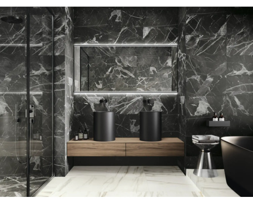 Moderní koupelna s tmavými mramorovými stěnami, dvěma umyvadly na desku a sprchovým koutem